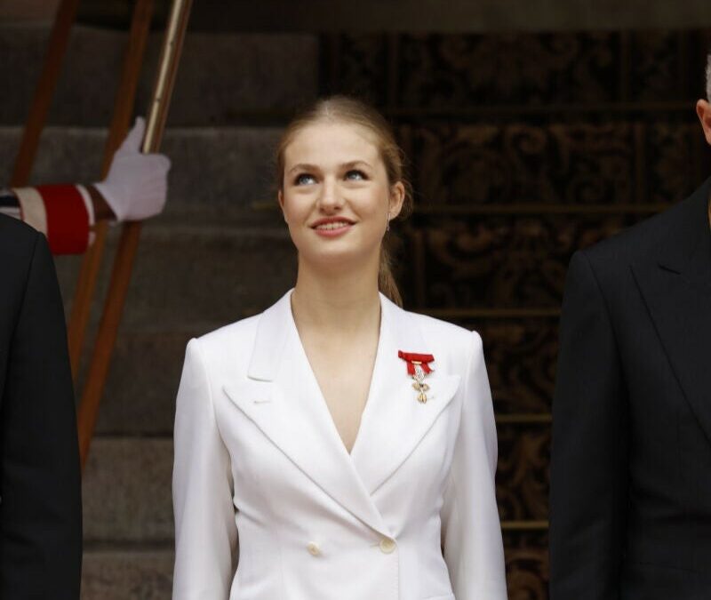 La Princesa Leonor se corona en estilo con traje blanco muy ‘Letizia’