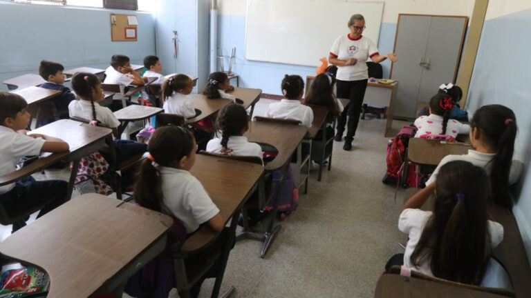 Comienza el año escolar y los docentes exigen un aumento salarial para retornar a las aulas