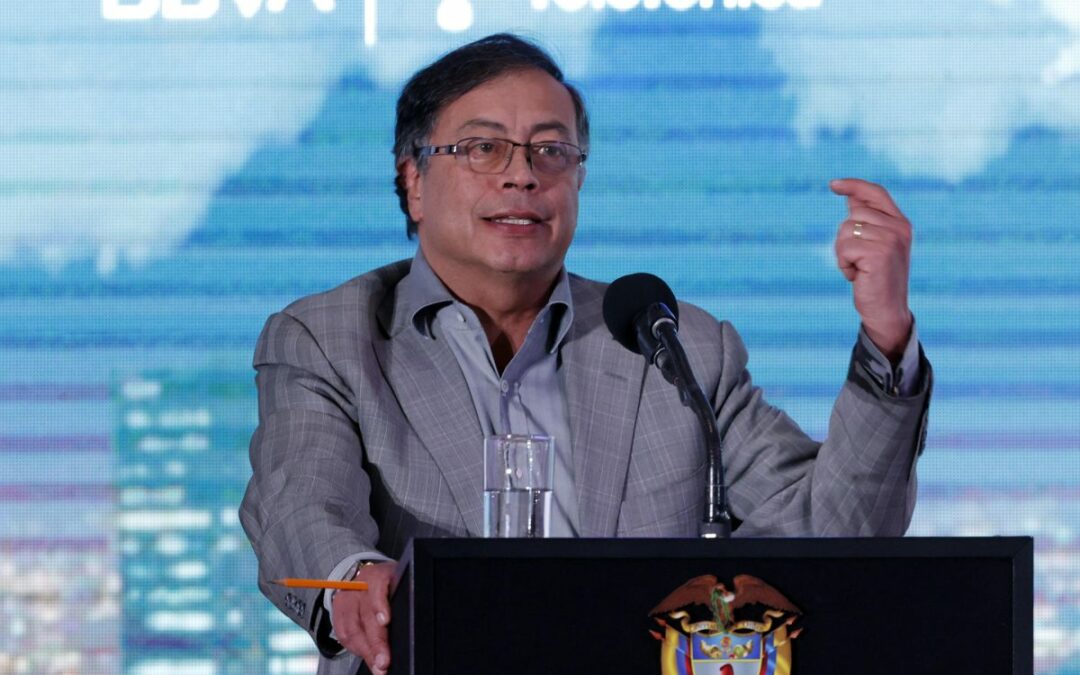 Petro: El fiscal golpea la Constitución por escarbar en la campaña