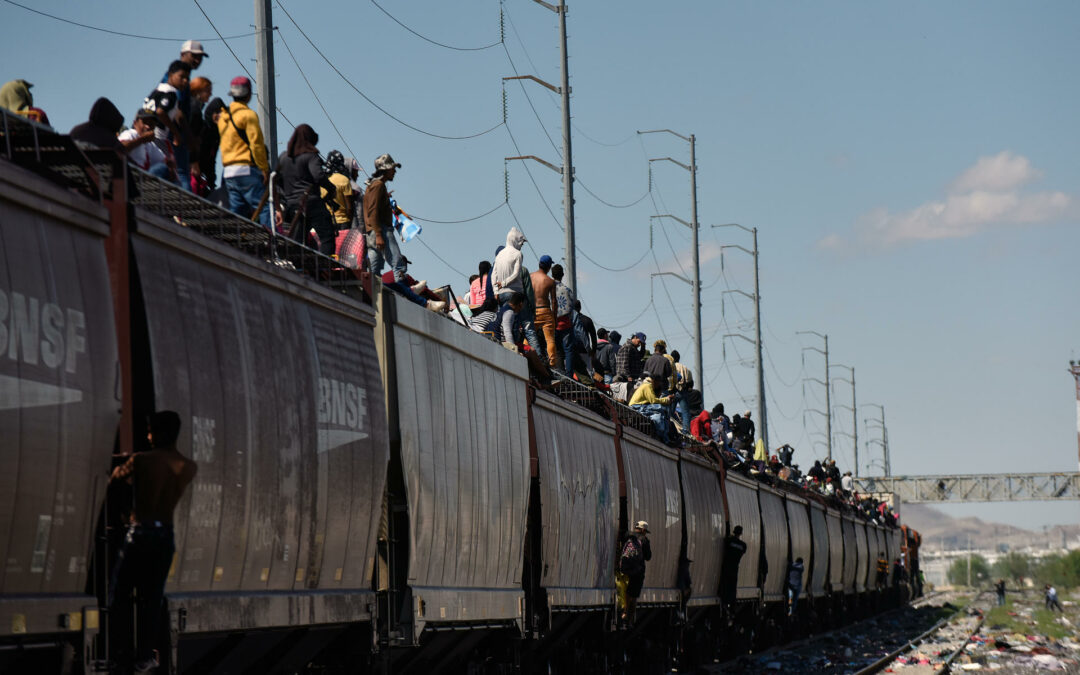México descarta que miles de migrantes sigan usando tren de carga para llegar a la frontera