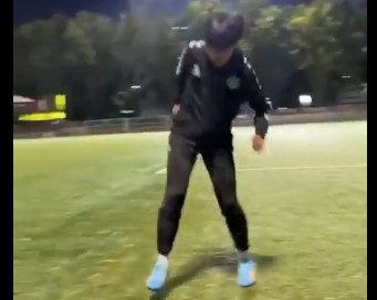 ¡TE VUELA LA CABEZA! El fascinante truco de este joven con el que pareciera que camina sobre el aire (VIDEO)