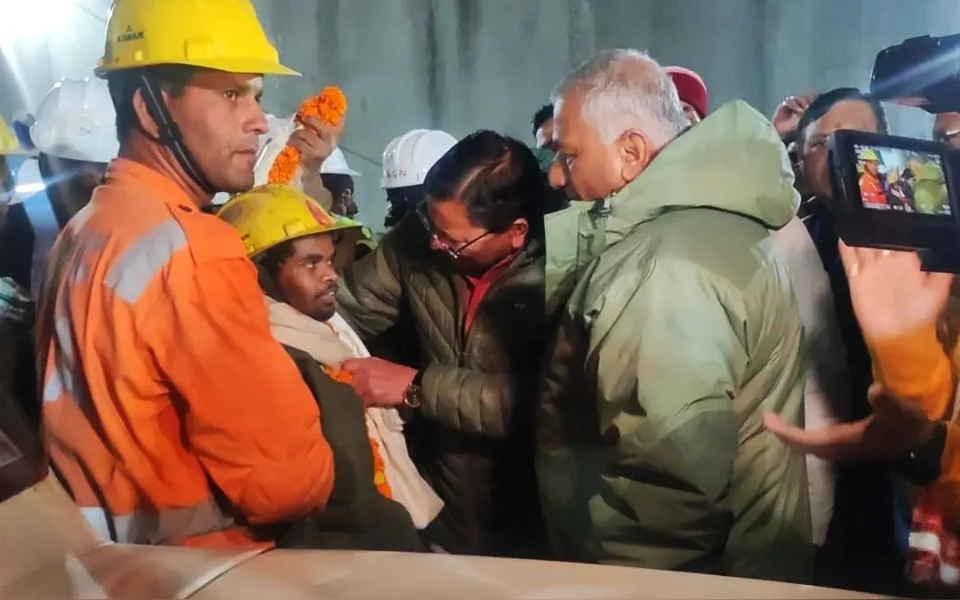 Rescatan con éxito a los 41 trabajadores atrapados en túnel de la India