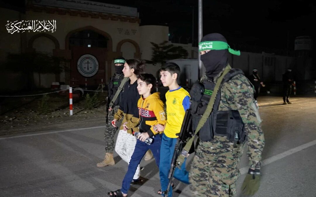 Israel excarcela a 3 mujeres y 30 niños en cuarto día de tregua