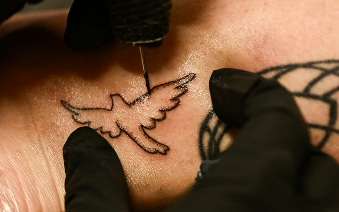 ¡MODA! Tatuarse con cenizas, una alternativa de duelo en California