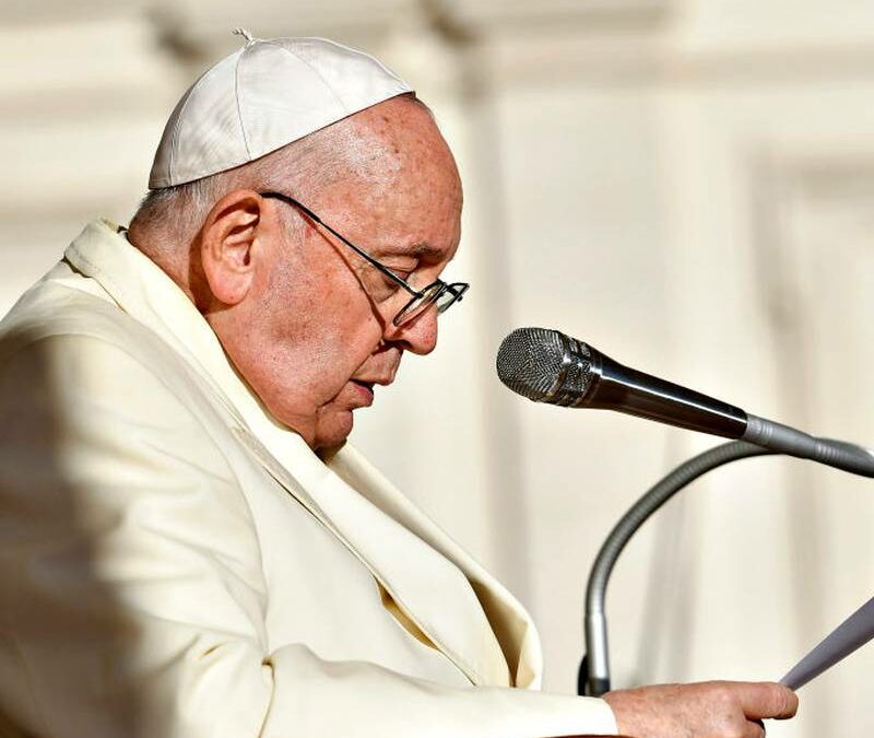 El papa Francisco con dificultades para respirar y debilitado por gripe