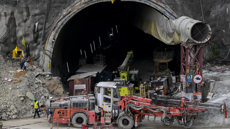 Socorristas están a solo 5 metros de obreros atrapados en India