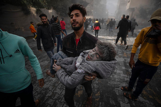 Más de 13.300 muertos en Gaza por los bombardeos israelíes, entre ellos 5.600 niños