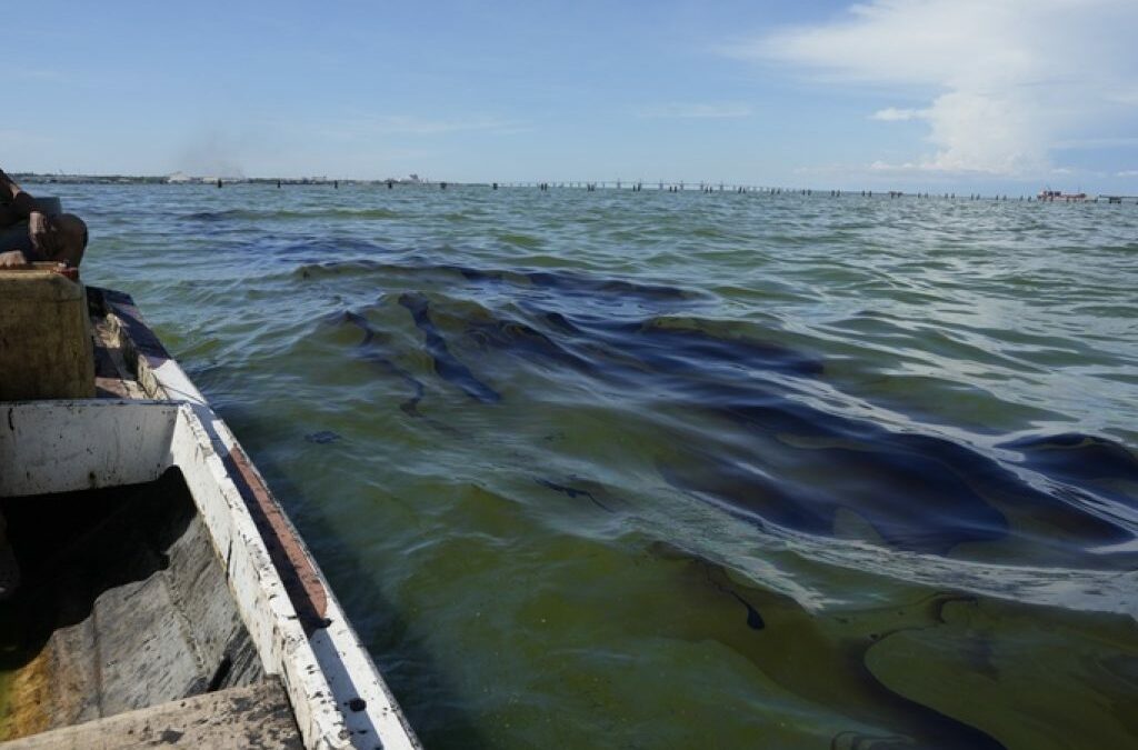 Activan embarcación especial para recolectar petróleo derramado en el lago de Maracaibo