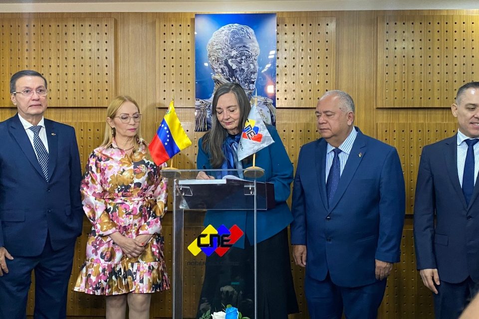 CNE recibió a delegados del Centro Carter