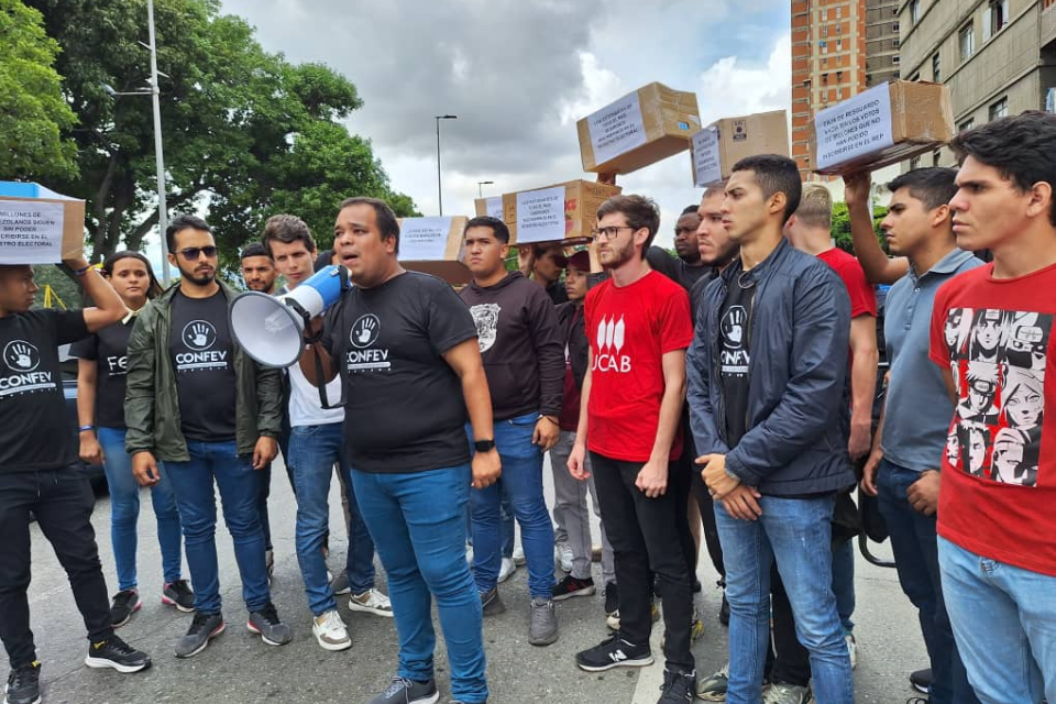 Estudiantes se ven obligados a dejar las aulas ante deterioro de las universidades