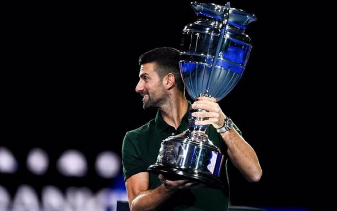 Djokovic recibe su trofeo por acabar temporada 2023 como número uno