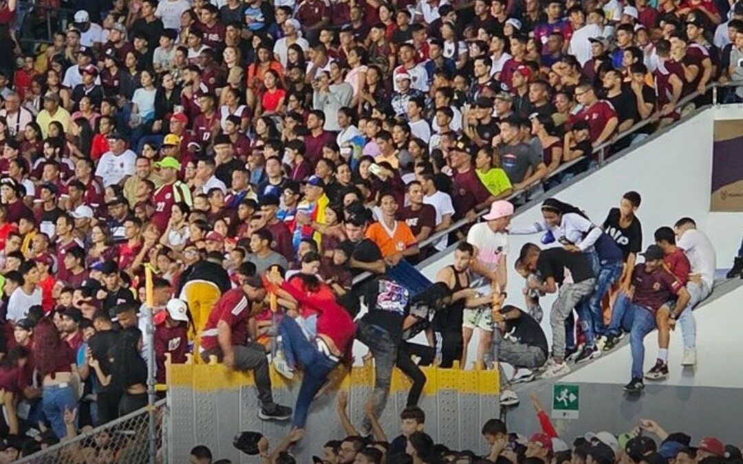 ¡DESASTRE! Fanáticos sin entradas arruinaron la experiencia de quienes acudieron al partido de la Vinotinto en Maturín (VIDEOS)