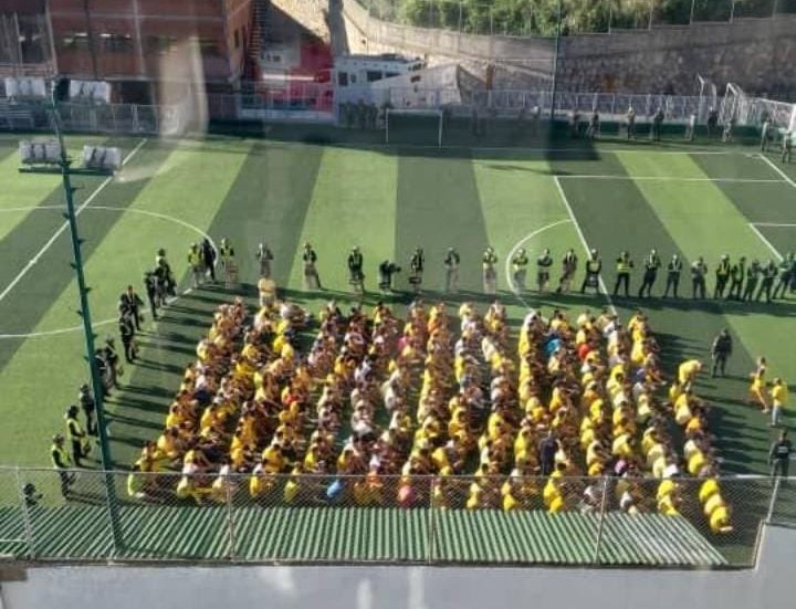 ¡INSÓLITO! Trasladaron prisioneros al Colegio San Agustín de Miranda con estudiantes presentes