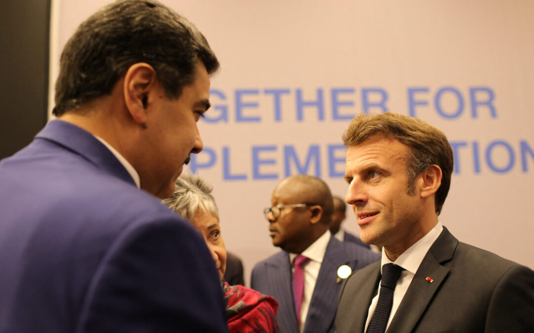 Macrón dice a Maduro que la UE «levantará sanciones» si cumple con lo acordado en Barbados