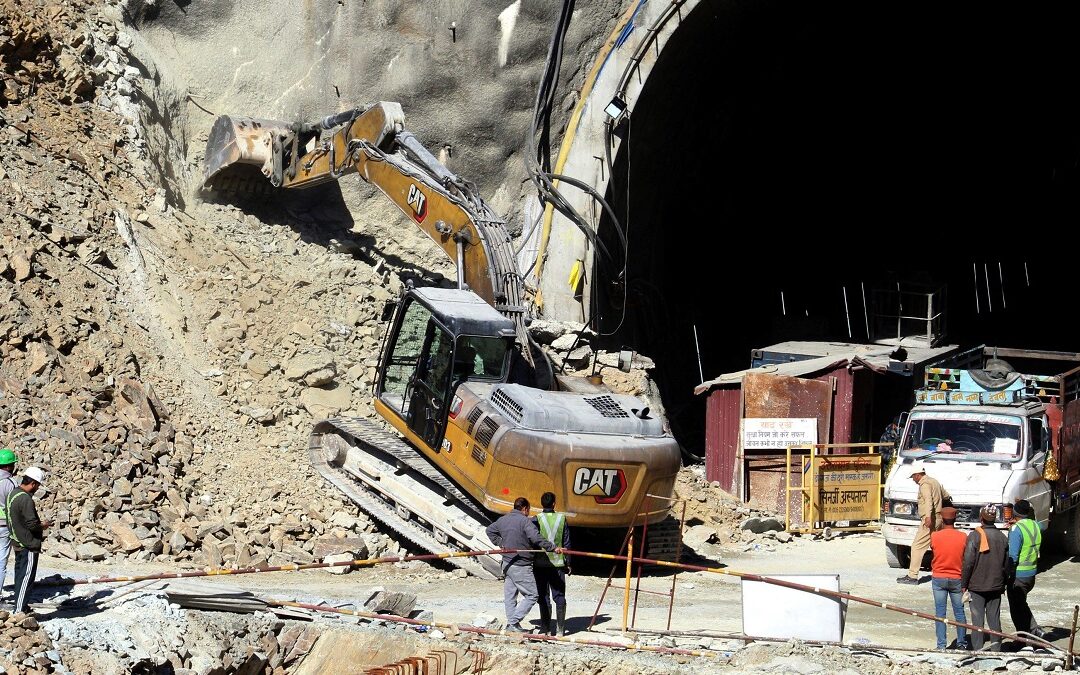 ¡MISIÓN DE RESCATE! Perforarán otro pozo para sacar a los 41 obreros atrapados en India