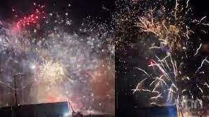 ¡INESPERADO! Un camión que transportaba fuegos artificiales explotó provocando espectáculo de luces (VIDEO)