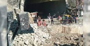 Al menos 40 obreros atrapados en derrumbe de un túnel en India