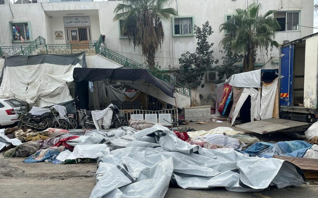 Ejército israelí se enfrenta a milicianos de Hamás afuera del hospital Al Shifa de Gaza