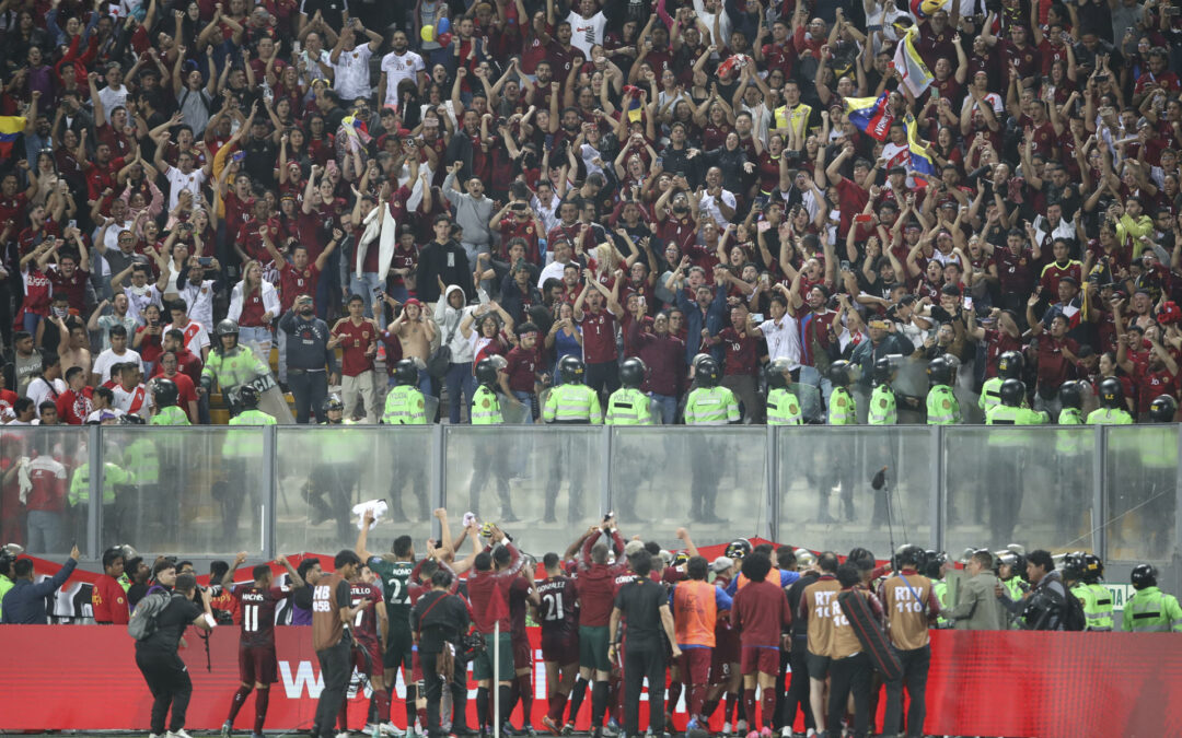 ¡Insólito! Policías peruanos agredieron a jugadores de la Vinotinto (VIDEOS)