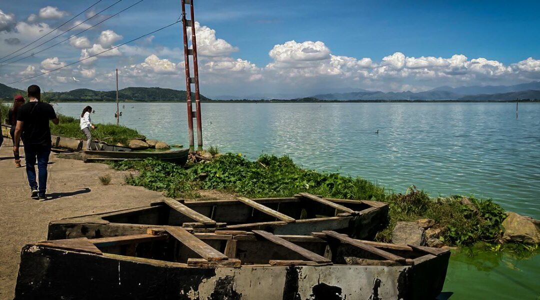 Rescatan a dos hombres tras acuatizaje forzoso en el Lago de Valencia
