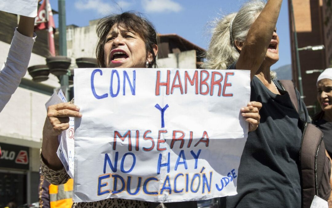 Denuncia: Docentes no cobran más de $80 en aguinaldos mientras que los diputados cobran millones de dólares