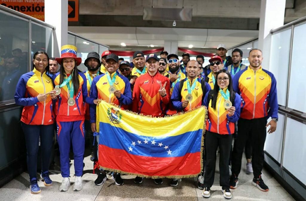 Atletas medallistas panamericanos fueron premiados con vehículos
