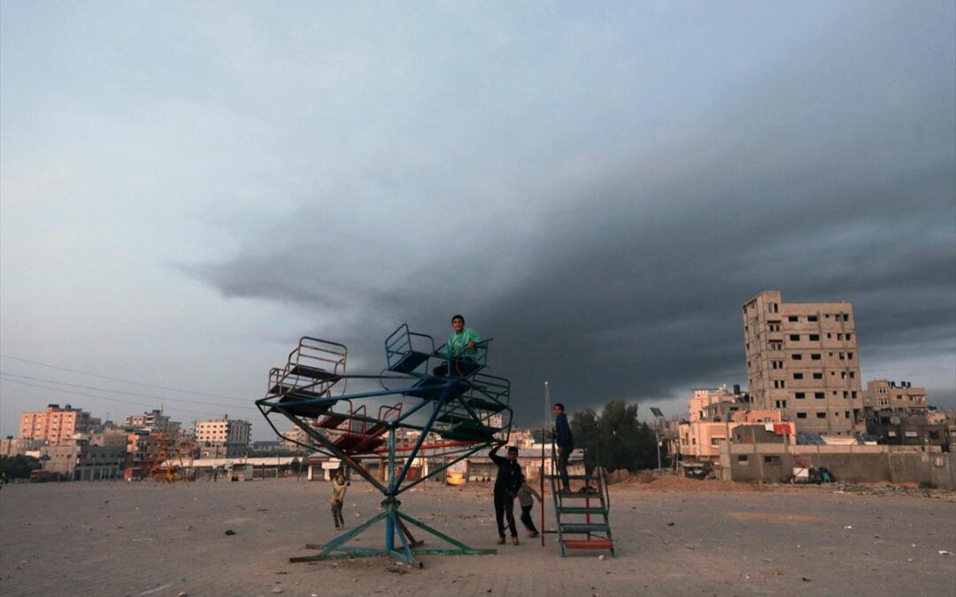 Israel profundiza su ofensiva en Gaza y se prepara para irrumpir por tierra en el sur