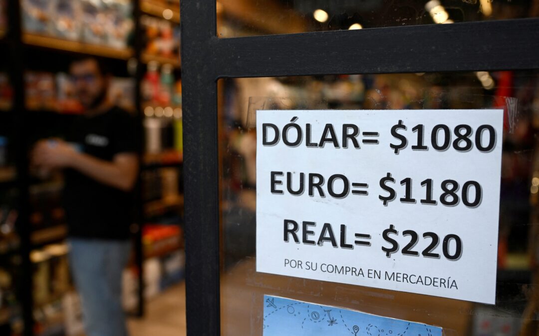 Argentina devalúa 50% su moneda y anuncia un paquete de urgencia