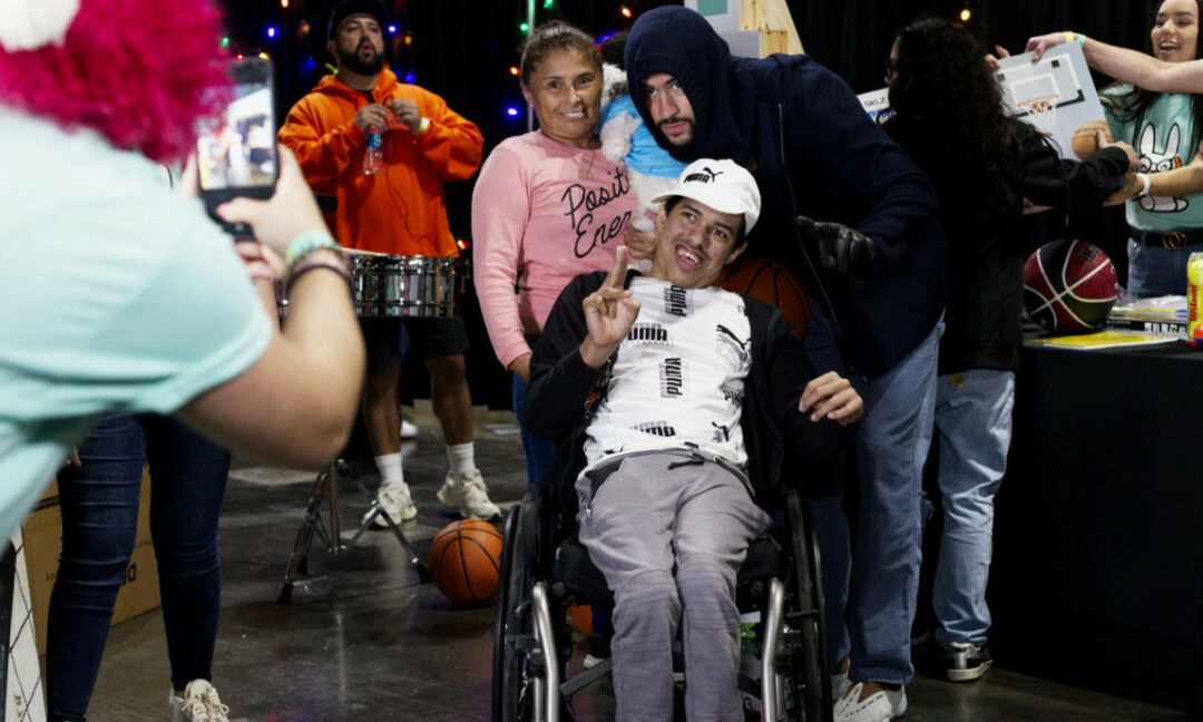 ¡BONITO GESTO! Bad Bunny entrega regalos a niños y jóvenes de Puerto Rico