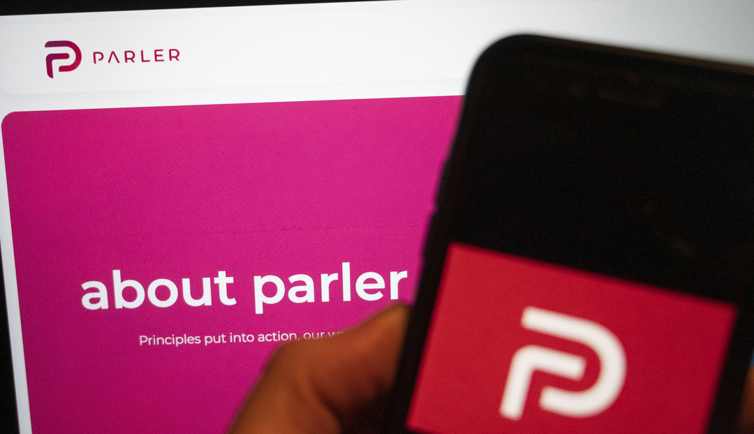 La red social Parler planea relanzamiento el próximo año