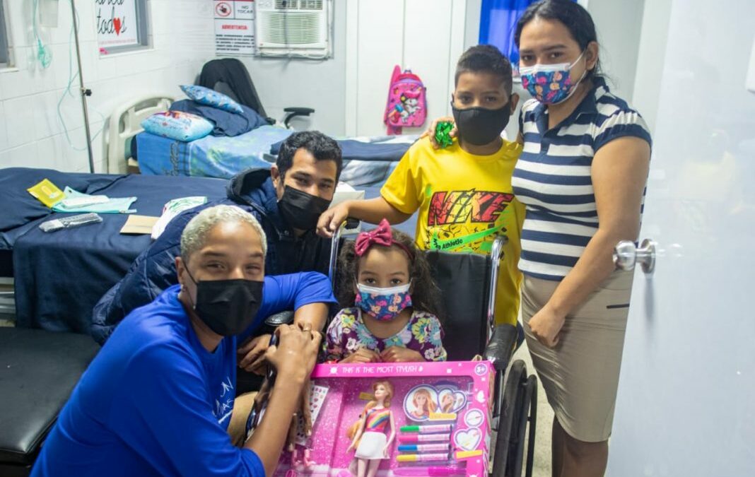 Yulimar Rojas entregó juguetes a niños del hospital pediátrico de Barcelona