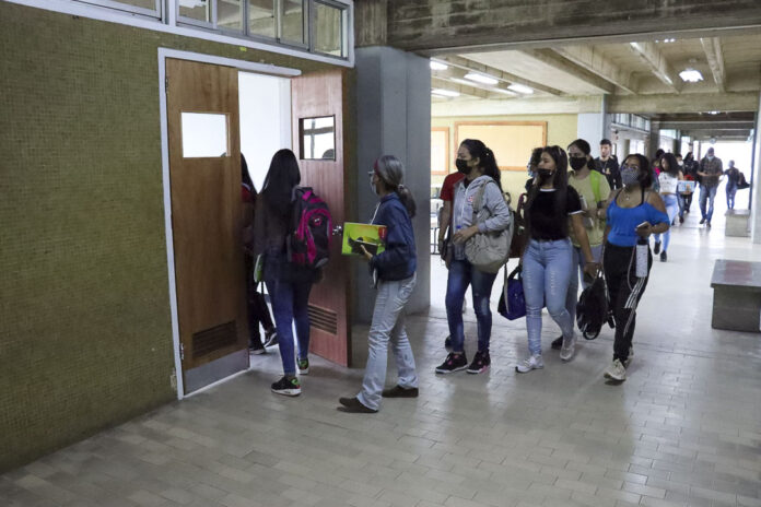 ¡PARA SOBREVIVIR! Al menos un 70 % de los profesores universitarios tienen un trabajo alterno