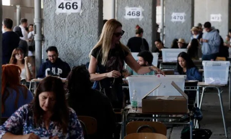 Más del 55 % de los chilenos rechazan la propuesta de una Constitución conservadora