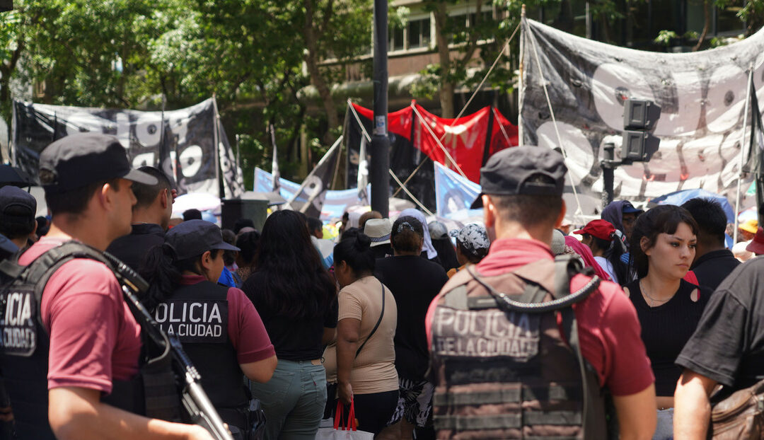 Gobierno de Milei alerta sobre consecuencias ante cortes de calles en manifestaciones