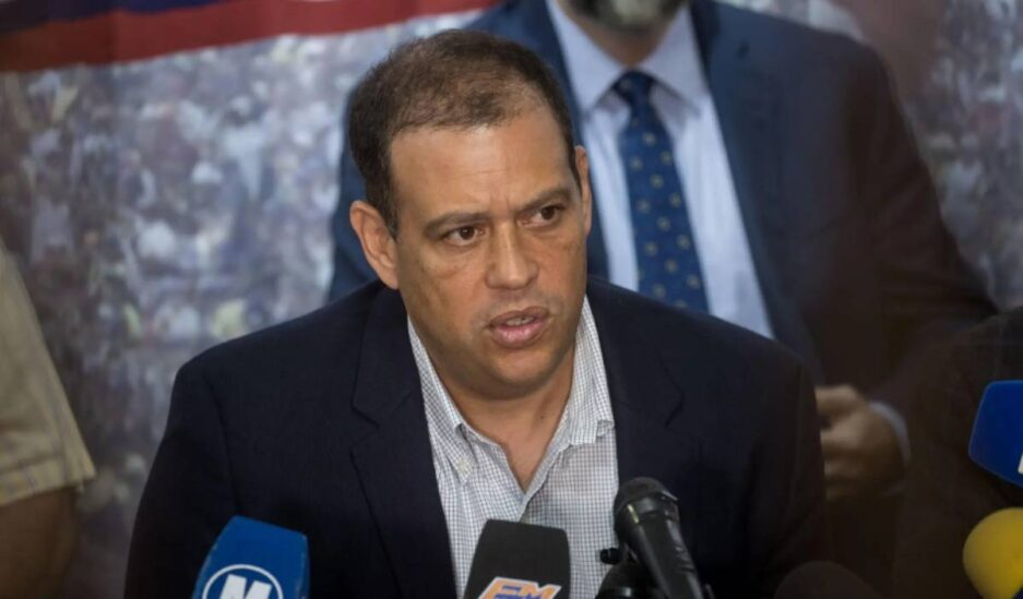 Presidente de la ONG Súmate, Roberto Abdul, fue detenido por funcionarios del Sebin