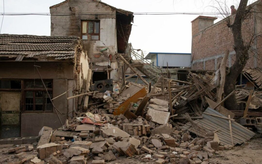Sube a 135 los fallecidos tras fuerte sismo en China