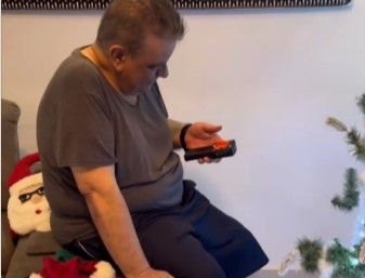 ¡ANHELADO! Joven sorprende a su padre con un regalo que siempre quiso de niño y no pudo tener (VIDEO)