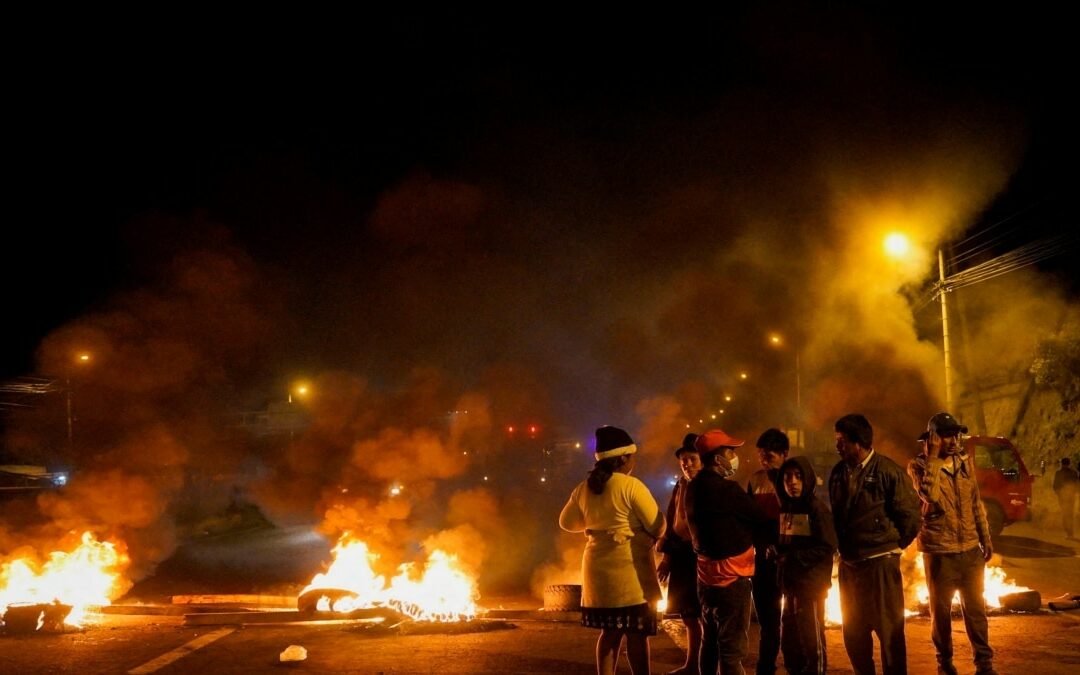 Incendian 3 vehículos en Ecuador tras anuncio de estado de excepción