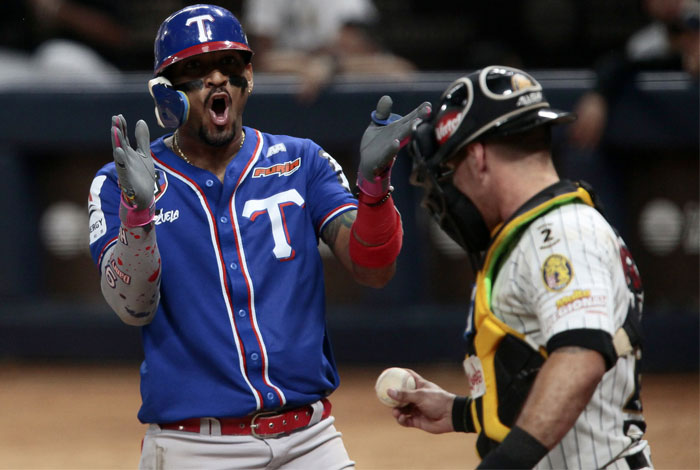 Tiburones mantiene el invicto al superar 4-2 a Leones