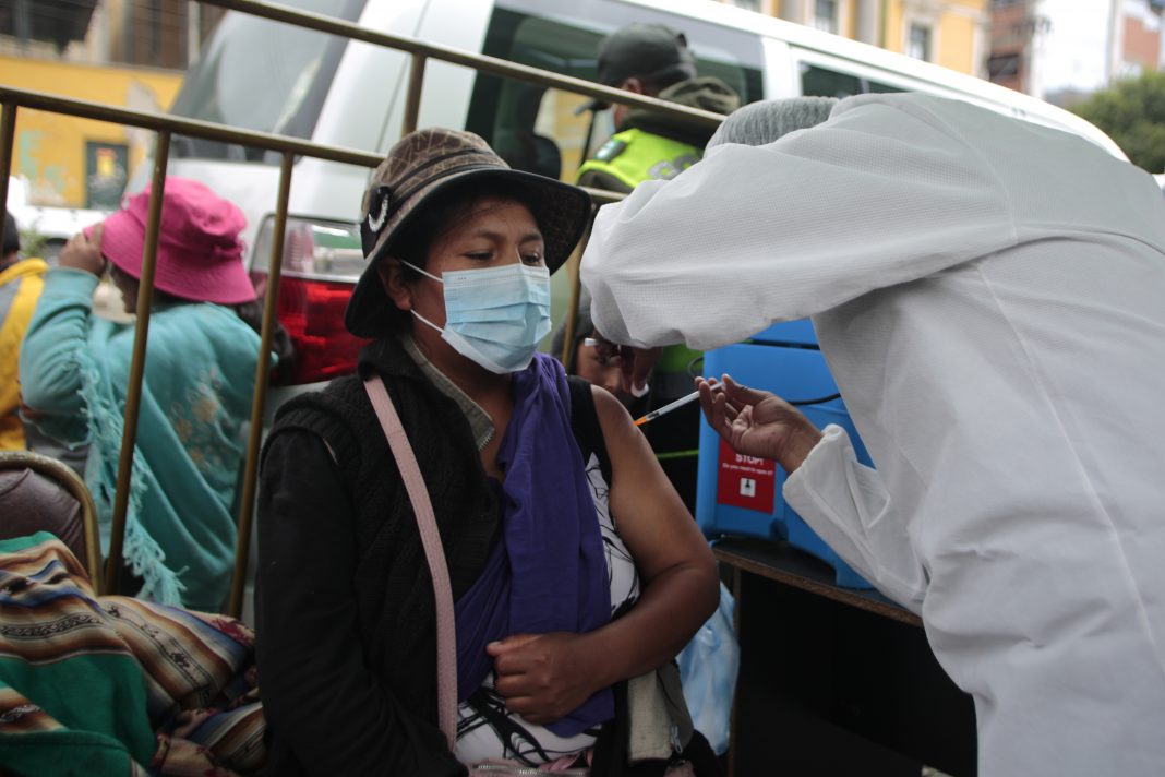 220223212652-campana-vacunacion-covid19-bolivia-desinformacion-redes-sociales-1068×712