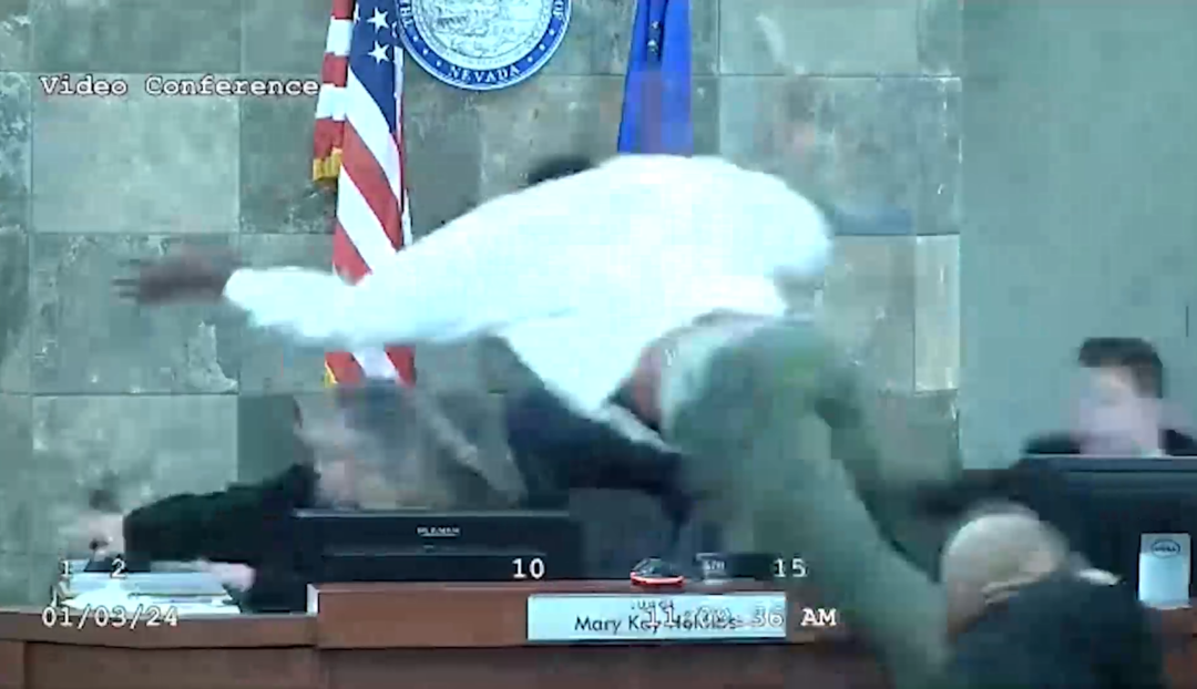 ¡MALA REACCIÓN! Un acusado se lanzó contra una jueza tras conocer su veredicto en Las Vegas (VIDEO)