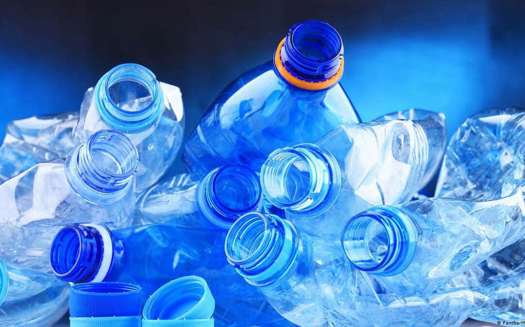 Estudio reveló que un litro de agua tiene 240.000 fragmentos de plástico