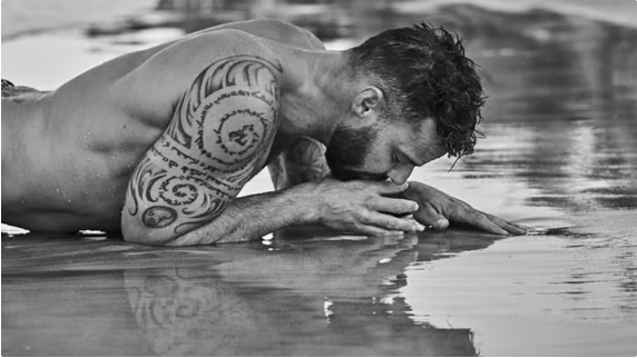 ¡SENSUALES! Ricky Martin posó en playa de Puerto Rico (FOTOS)