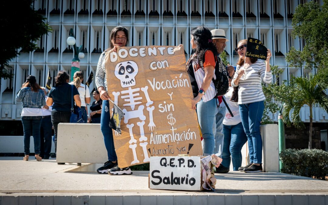 Maestros «conmemoran» su día exigiendo salarios dignos por su trabajo