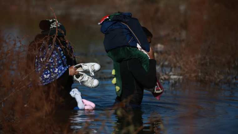 Agentes mexicanos rescataron a una mujer y sus cuatro hijos con hipotermia tras pasar horas en el río Bravo