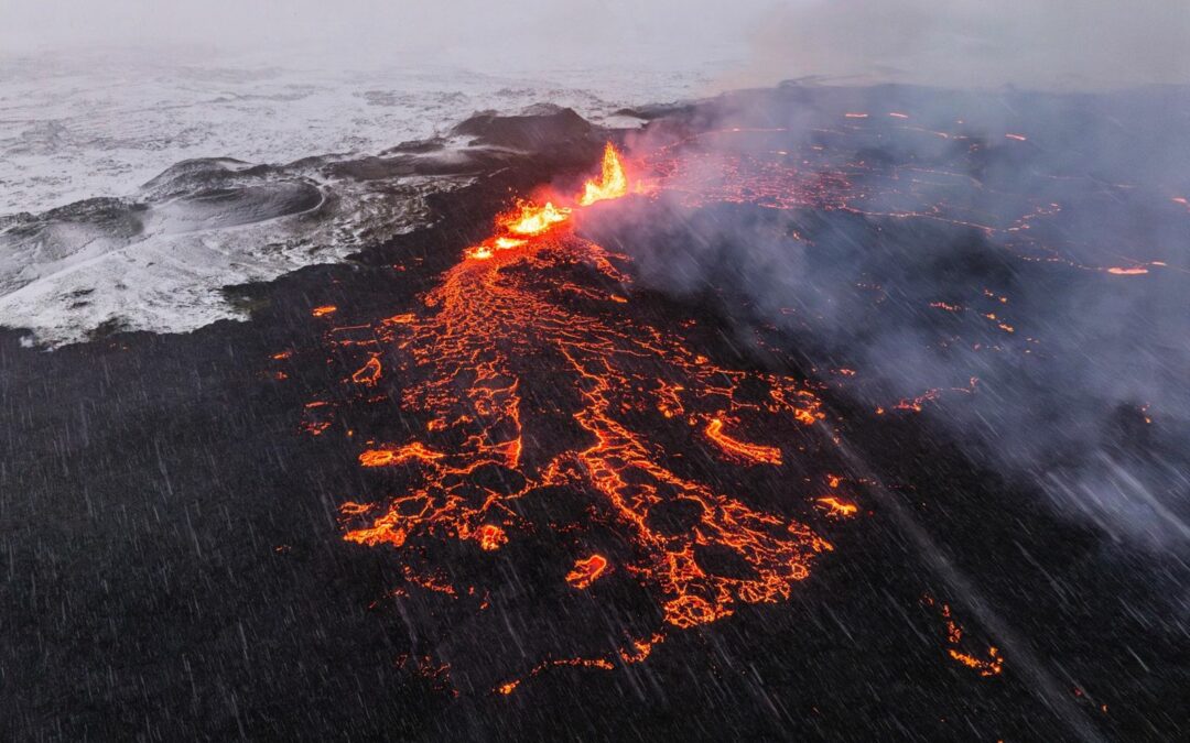 ¡IMPRESIONANTE! Los efectos de un volcán en erupción en Islandia (FOTOS)