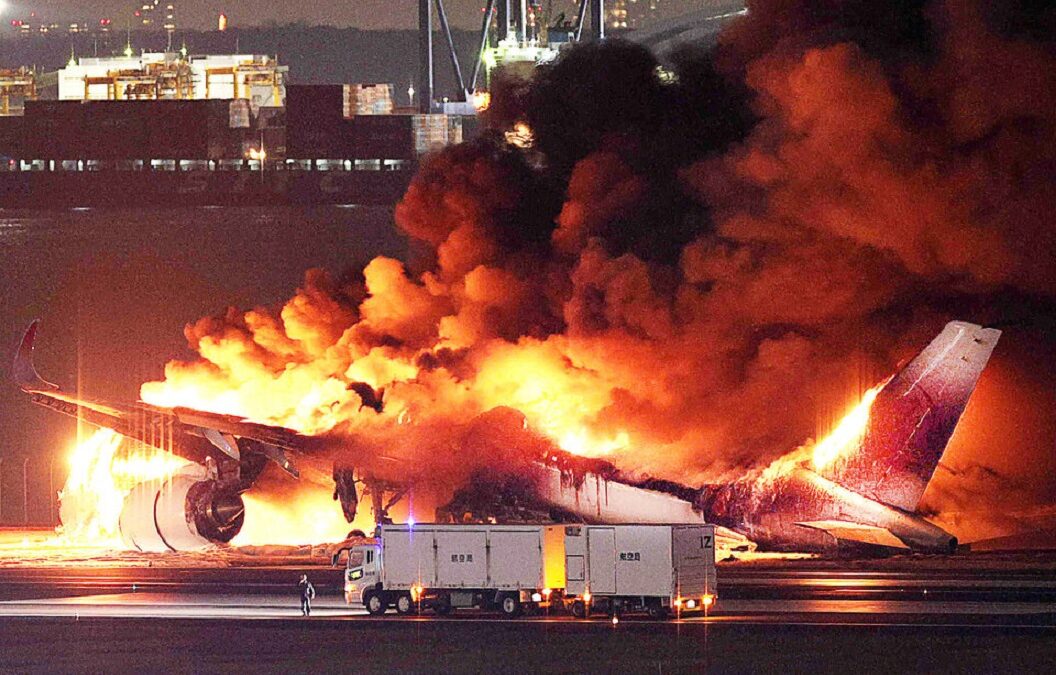 Se incendió un avión con 367 pasajeros a bordo en el aeropuerto de Tokio