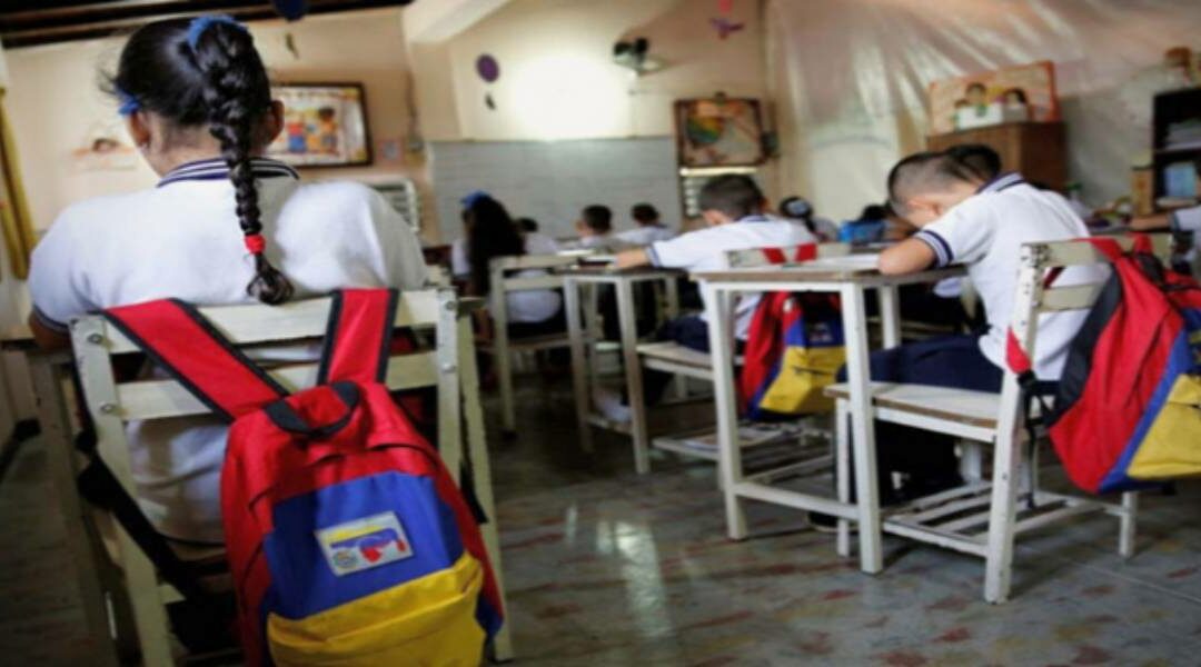 Estudiantes regresan a las aulas de clases después de las fiestas decembrinas