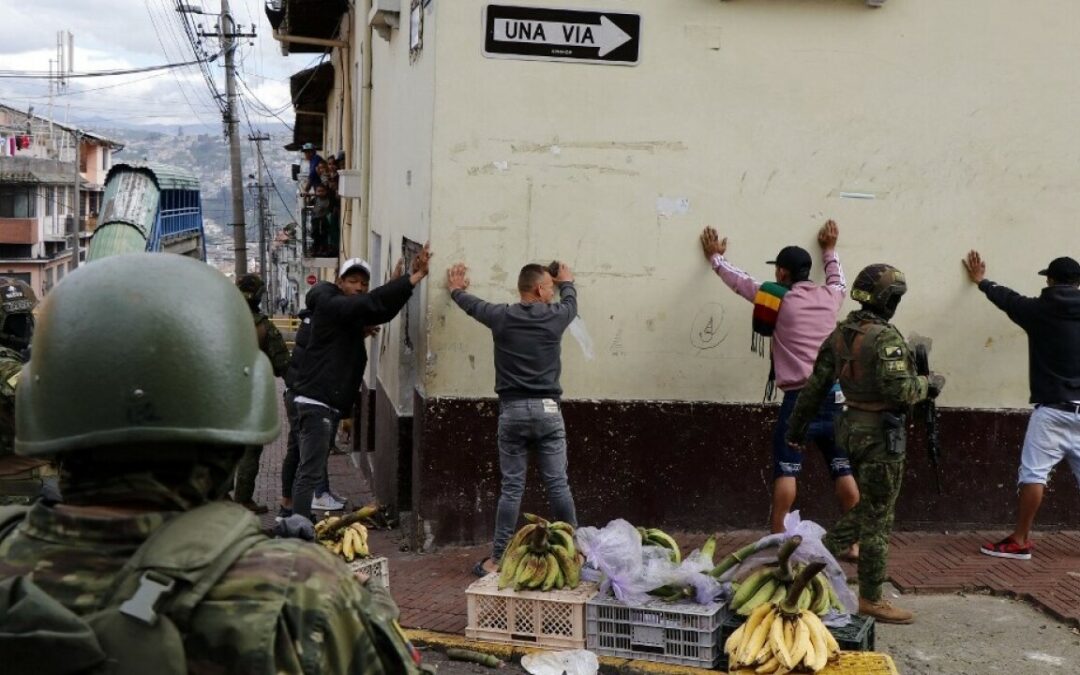 Bandas criminales de Ecuador controlan siete cárceles en todo el país y tienen más de 170 rehenes