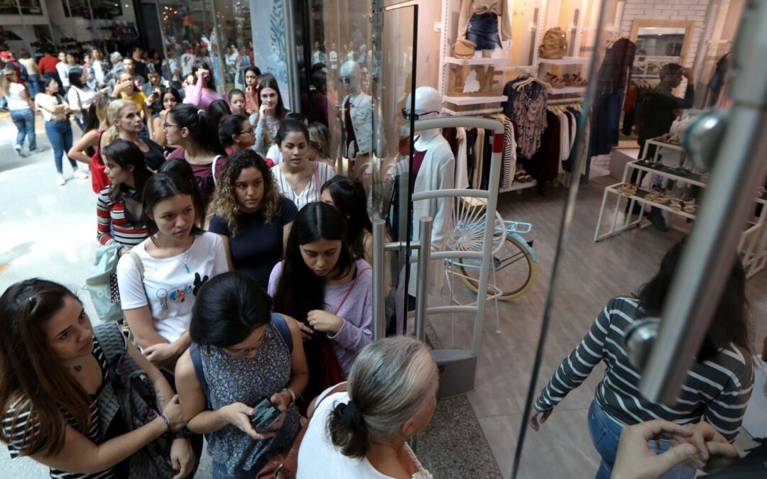 Las ventas cayeron un 5 % en los comercios durante 2023, según Consecomercio